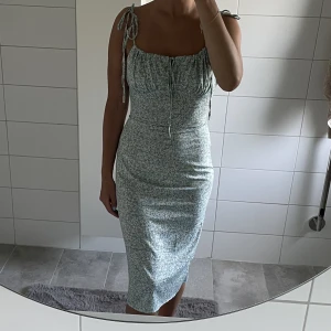Blå blommig midiklänning - Använd en gång. 