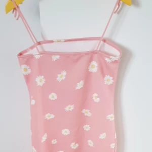 Klänning -  Sommrig klänning. Passar barn 8 år.