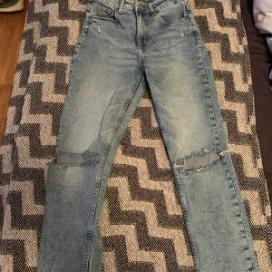 Highwaist jeans med raka ben och hål vid knän(då dom är för små går det ej att få bild m dom på men fler bilder kan ordnas)