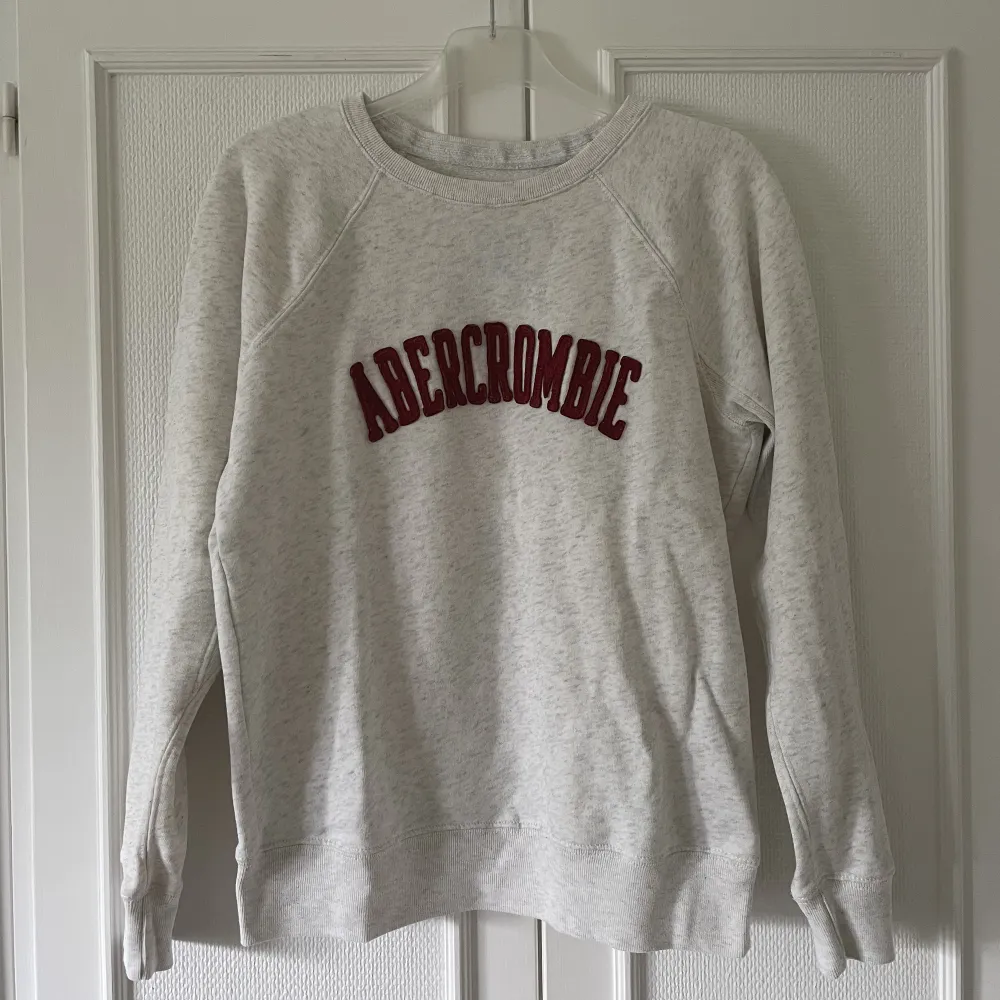 Ljus gråmelerad sweatshirt från Abercrombie. Begagnat skick men ändå fin. . Tröjor & Koftor.