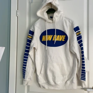 Hoodie - Ascool hoodie från H&M. Knappt använd men har en knappt synbar fläck vid halsen (bild 2)