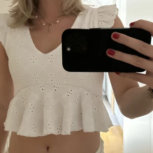 Topp - Säljer denna vita topp från new yorker storlek xs men passar mig som har s.🤍 knappt använd i fint skick!