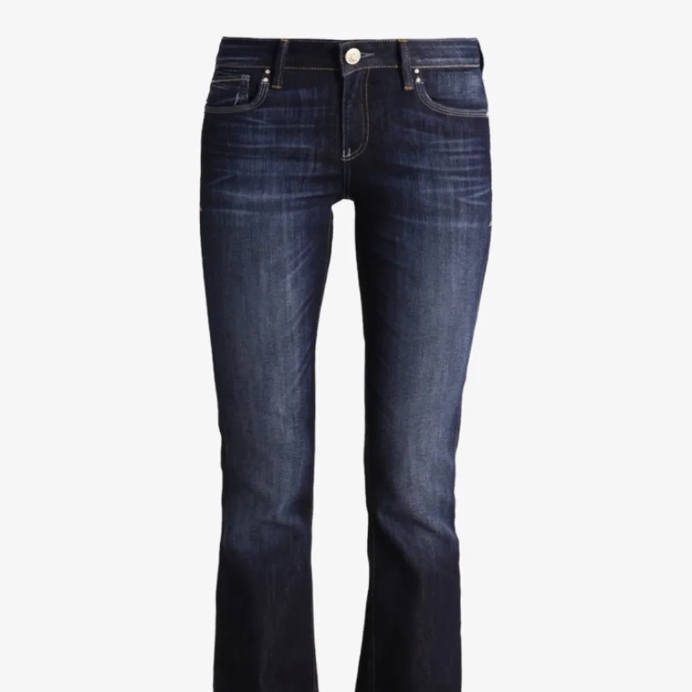 Säljer dessa jättefina bootcut jeans från Mavi, då dem är för små för mig och passa mig när jag var runt 163/164cm. Original pris 629. Jeans & Byxor.