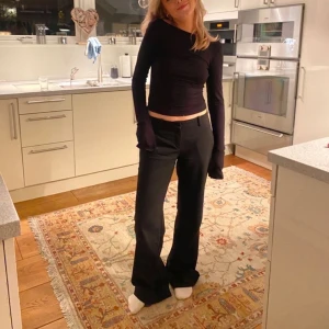 lågmidjade kostymbyxor🪩 - 💘första bilden är lånad💘snygga kostymbyxor från Milano italy, köpta vintage💋 väldigt bra skick och najs material. Perfekta till hösten! Jag är 173 och de är långa.