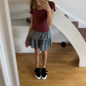 Röd t-shirt❤️💋 - En vinröd t-shirt från Anna Field.💜I ny skick💞 Om frågor gällande t- shirten skriv till mig i dm💜⭐️