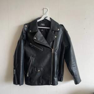 Faux leather bikerjacka från Zara. Saknar bälte. Storlek s