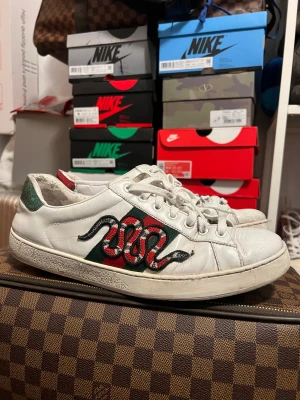 Gucci Ace Snake G8.5 - Dem är storlek 8.5 (gucci) vilket motsvarar 42.5. Sitter dock större i storlek (43). Väldigt använda som ni ser på bilden, nypris ligger på 6000kr