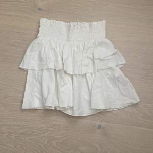 En volang kjol med fint material och resor vid midjan.🤍Köparen står för frakt.