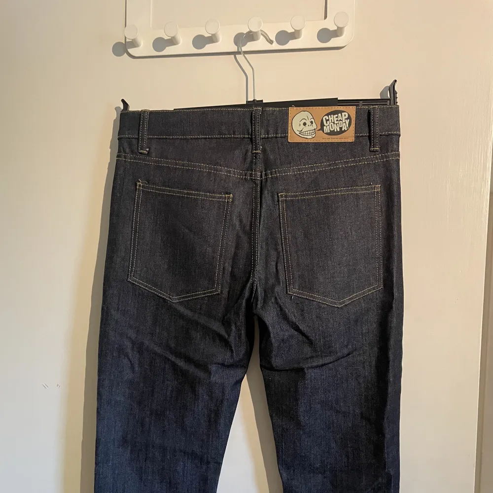 Cheap monday jeans,  Använda 1 gång  Storlek 31/34. Jeans & Byxor.