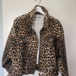 Jeansjacka från NA-KD  - Storlek S. Fin till sommaren, perfekt att klä upp en enkel outfit med. Overzied modell. 