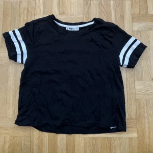 Crop top - Svart crop top med vita ränder i storlek XS. 