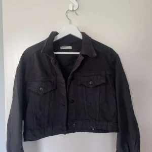 Jeansjacka svart  - Jätte snygg kort svart jeansjacka från gina tricot. Något tvättad i färgen. Storlek S. 
