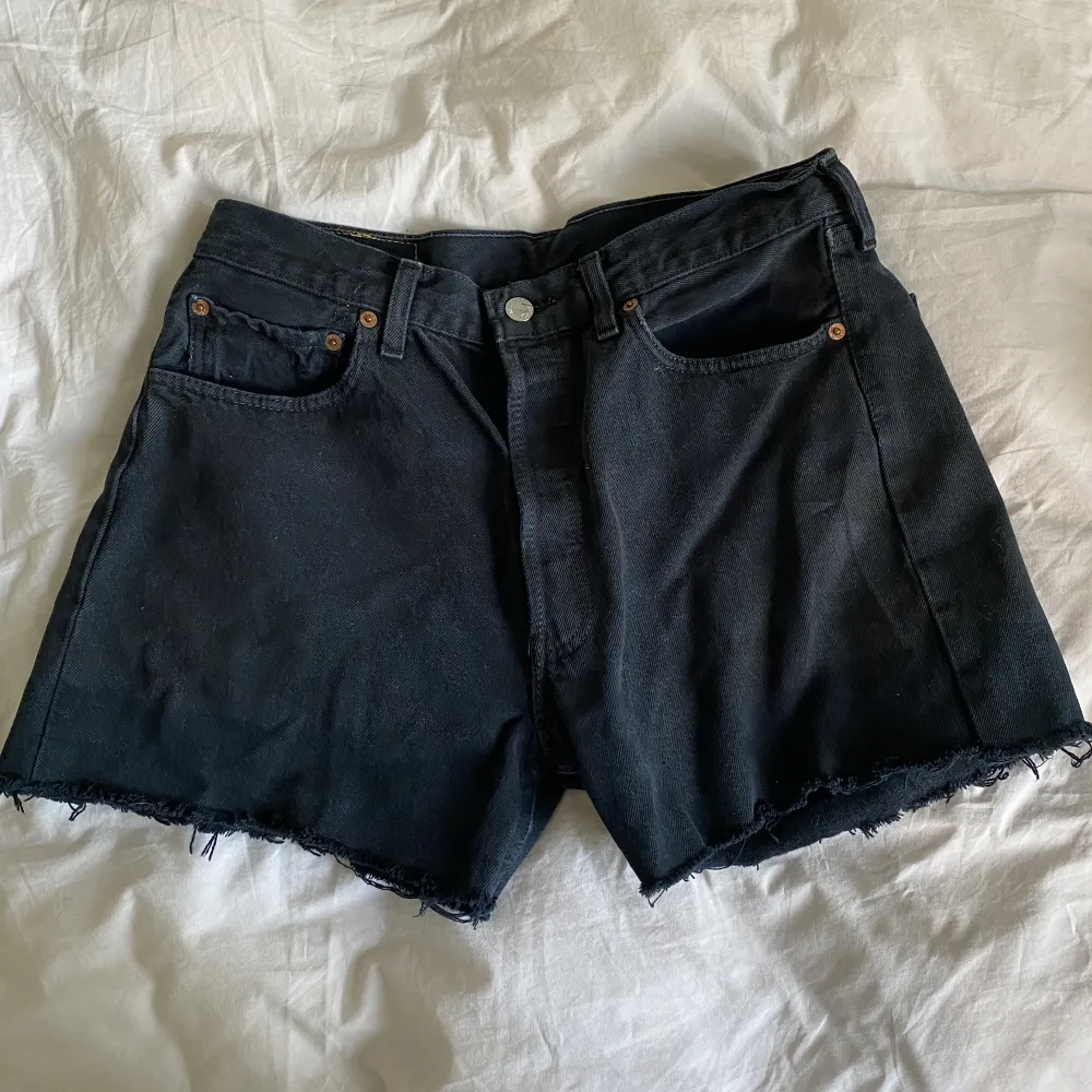 Levis jeansshorts i strl W33 som jag uppskattar till m💕. Shorts.