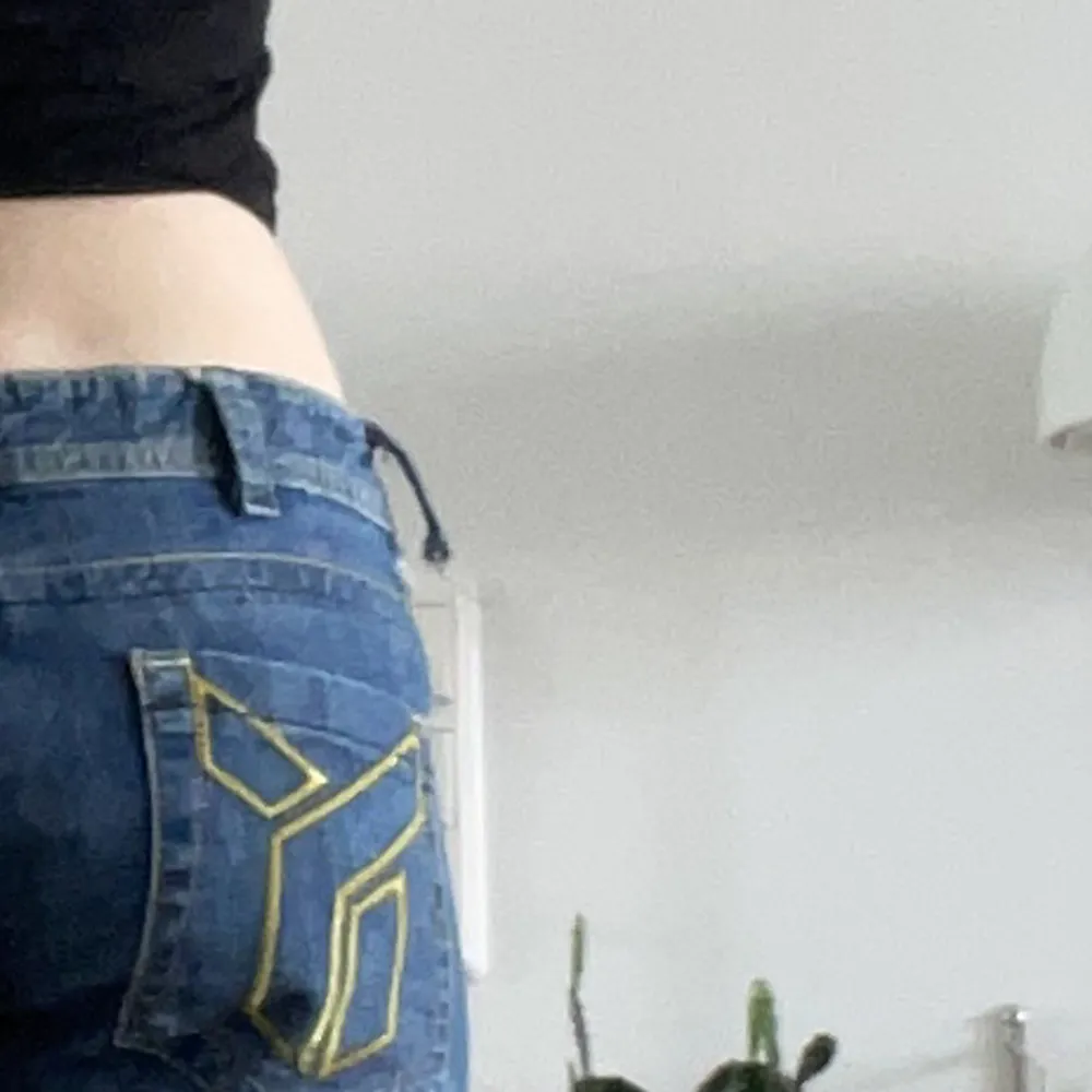 Superfina boocut jeans från bondelid med coola fickor! Säljer då de inte kommer till användning tyvärr. Bra skick om man bortser från sista bilden vilket är lätt och fixa 🙌🙌. Jeans & Byxor.