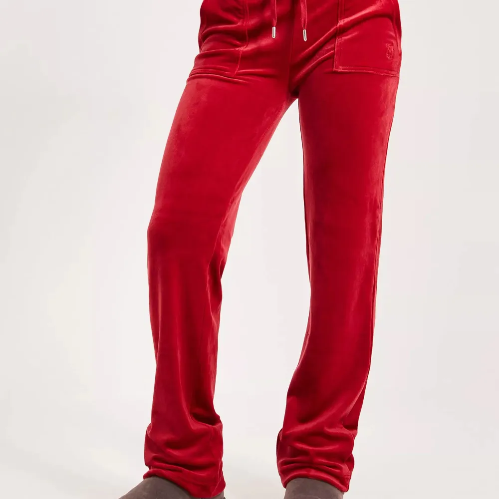 Tänkte kolla om det finns nån som skulle vara intresserad av att byta dessa två byxor mot ett juicy sett. Byxorna kan även säljas separat, men i första hand så byter jag gärna.  Mest intressanta färger skulle vara röd, lila eller blå 💕Storlek S. Jeans & Byxor.