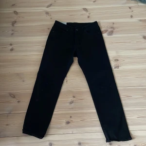 Jenas - Ett par snygga regular fit jeans från h&m använt fåtal gånger säljs för hittar inte tillfälle att använda 