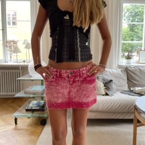 Snygg lowwaist kjol💗💗 - Fin röd färg! Storlek S🙌🏻🙌🏻🌸 Midjemått: 79cm💖