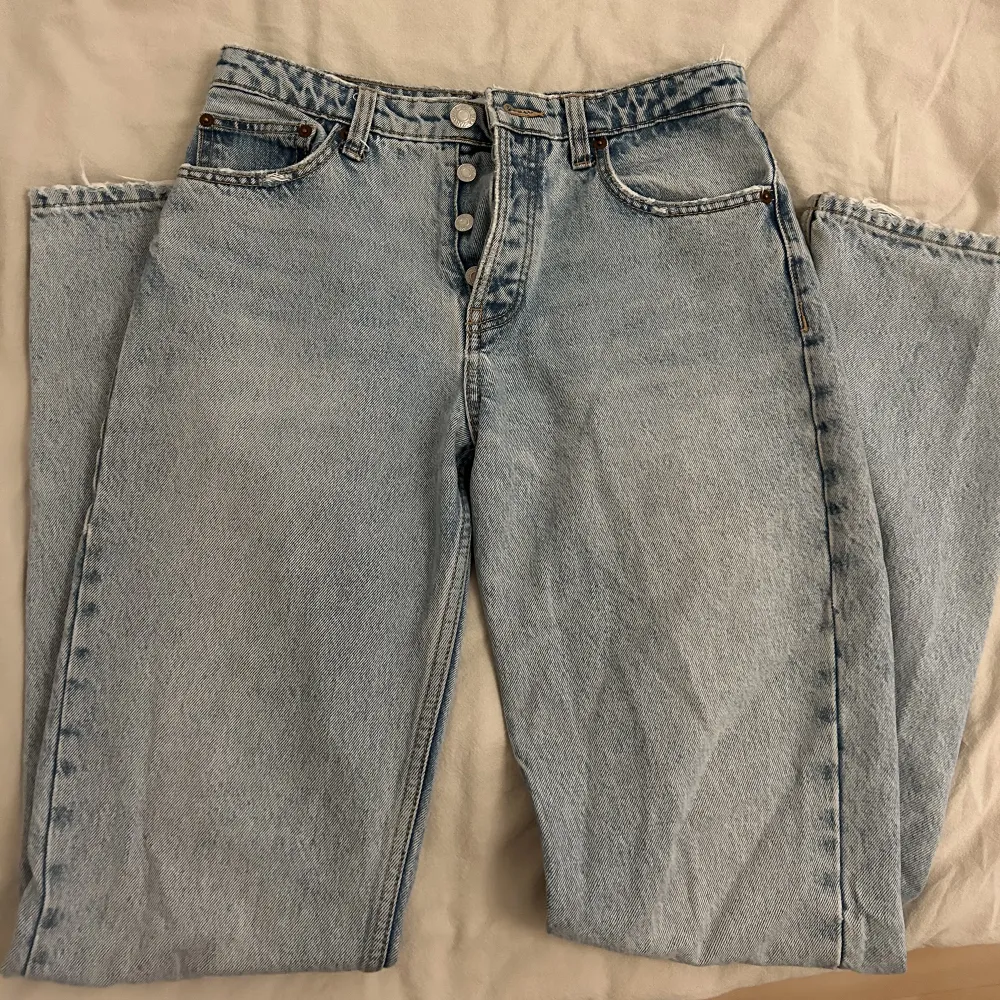 Fina blåa jeans från Zara, mid rise raka jeans. Använda ett fåtal gånger och är i bra skick. ❤️‍🔥. Jeans & Byxor.