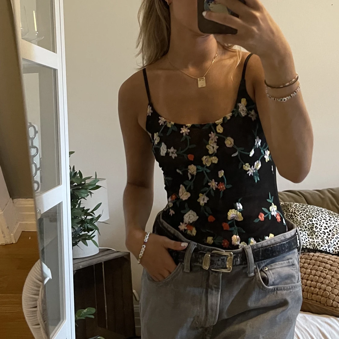 Oanvänd blommig meshbody