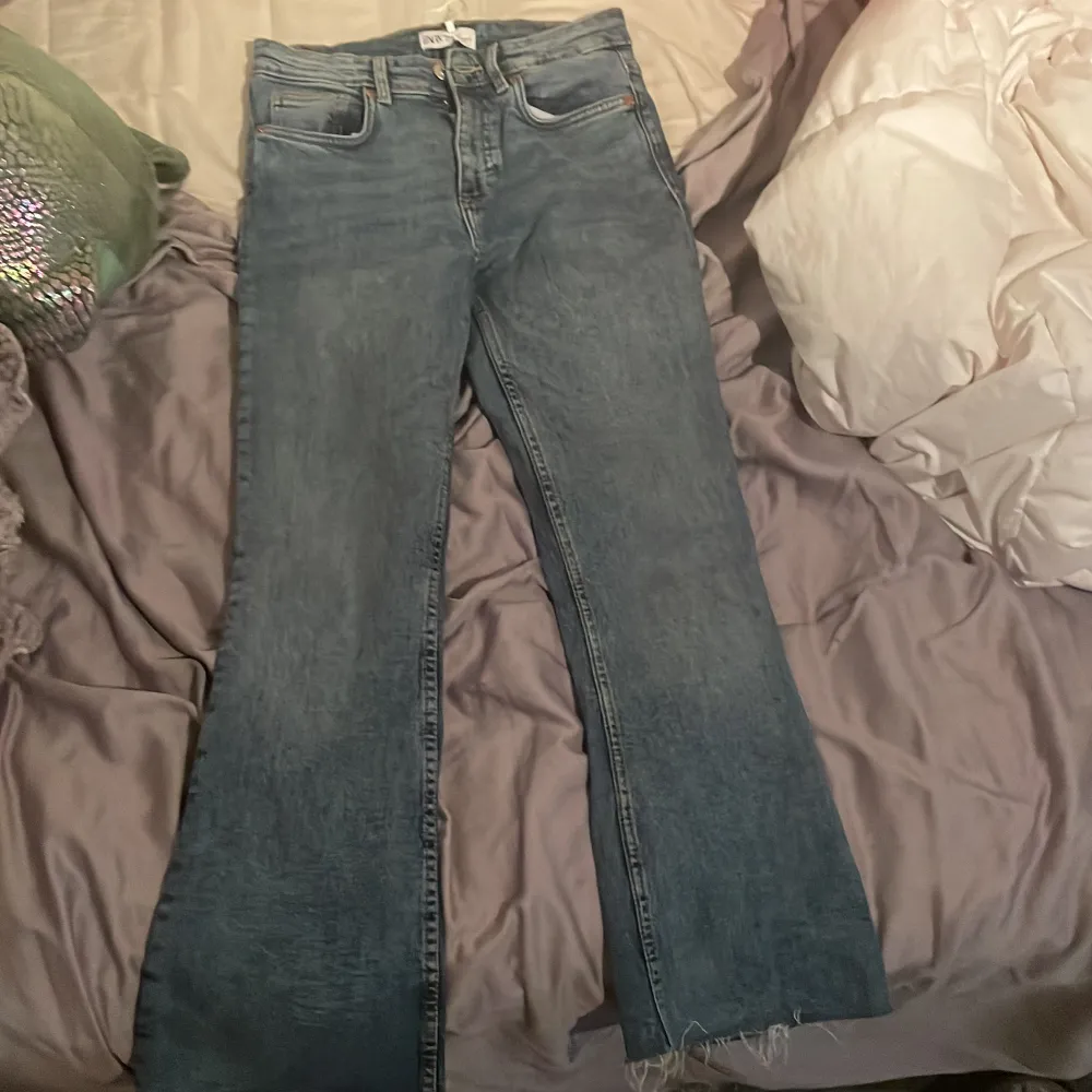 High waist jeans från zara , säljer pågrund av att dom är för små på mig  (jag är 170 cm) kan visa fler bilder privat , det är inte fri frakt 📦❤️. Jeans & Byxor.