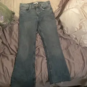 High waist jeans från zara , säljer pågrund av att dom är för små på mig  (jag är 170 cm) kan visa fler bilder privat , det är inte fri frakt 📦❤️