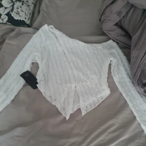 Vit hals utskuren topp - Den här köpte jag nyligen från shein och har inte använt den en enda gång. Finns fortfarande etikett på den. Så jag säljer den för 89 kr. Jag köpte den för 99 kr  Storlek M 