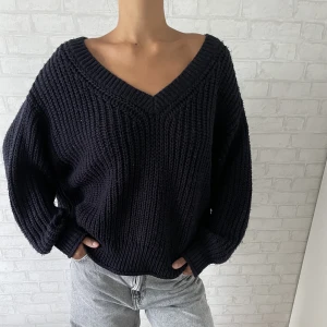 Stickad tröja  - Fin marinblå stickad tröja, säljer då den inte kommer till användning 