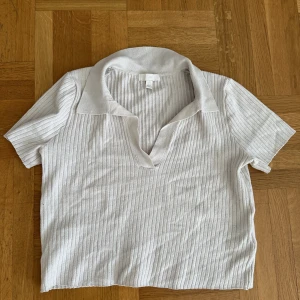 Ribbad tröja  - Ribbad kort tröja med krage från hm. Fint skick (frakt tillkommer)