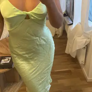 Silkig grön klänning från bershka