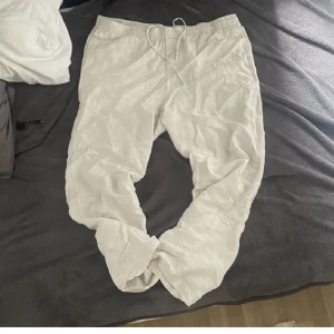 Linnebyxor - Tja, säljer dessa linnebyxor från HM i regular fit. Färgen är beige och det är storlek XL. Knappt använda och därmed fint skick.