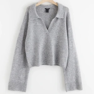 Stickad tröja - Stickad tröja med krage köpt för 300kr. Superfin och passar till det mesta!! Kontakta vid frågor