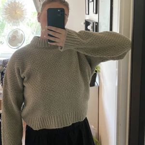 Stickad långärmad i beige - Beige stickad långärmad från NA-KD storlek xxs men väldigt oversized. 100kr plus frakt
