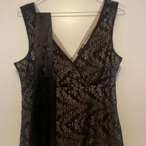 Topp - Spets topp som kan dras åt i midjan. Medföljer ett band som syns på första bilden. I perfekt skick inga defekter alls. Pris kan diskuteras :)