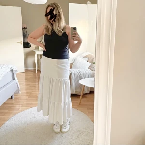 Volang kjol - Säljer superfin beige volangkjol som tyvärr blivit för liten. I fint skick storlek 40 men jag skulle säga att den passar 38 och 40 då den har resår där bak. Mått vid midjan 36 cm jag är 171 lång🌸Tryck gärna på köp nu finns kvar sålänge det inte står såld💕