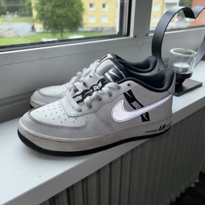 Nike air force - knappt använda, nike loggan i reflex. storlek 36,5.
