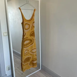 Fluffig klänning - En gul skitsnygg klänning likt den från House of Sunny. Jag står för frakten 📦 endast swish som betalningsmedel ☀️