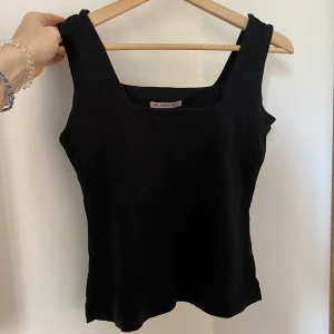 Svart linne - Svart linne med fyrkantig urringning fram och bak💕