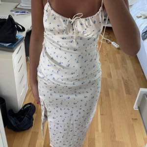 Så fin klänning från Sanna Jörnvik X NAKD, säljer då den inte kommer till användning. Köparen står för frakt💓💓