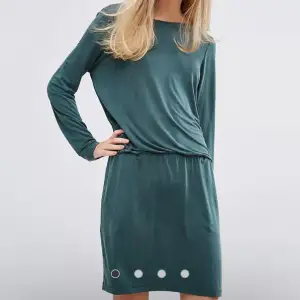 Grön klänning från Samsoe i modellen Malia.  Storlek: M  Köparen betalar frakt!  