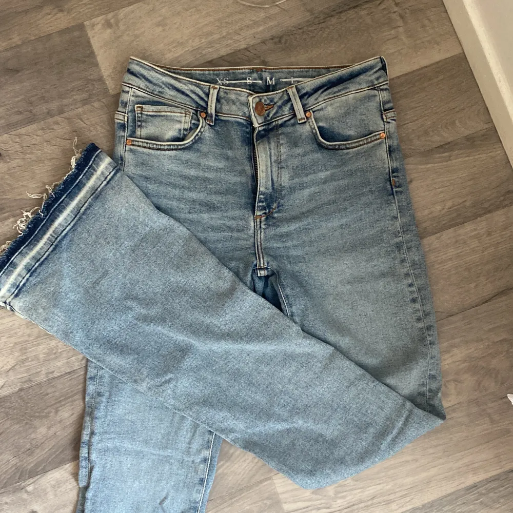 Säljer dessa Bootcut jeans från bikbok💓. Jeans & Byxor.