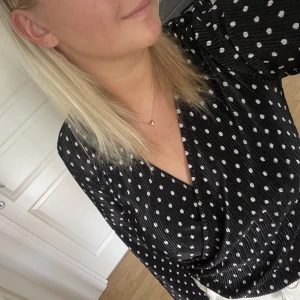 Blus - Svart blus med vita prickar, fint skick!