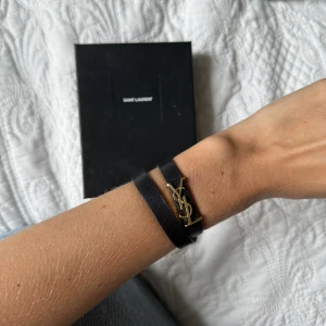 Ysl armband  - Säljer mitt läderarmband från YSL i strl S. Köpt i april 2022 och knappt använt så väldigt fint skick, inga slitage eller liknande. Köptes för 275 euro. Kvitto finns ❤️