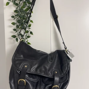 vezzano väska 🖤 - VIKTIGT! väskan är köpt second hand och ägaren innan mig har rökt och väskan luktar därav något rök, inte jätten märkvärdigt.   Väskan är svart skinn.  Priset går att diskutera vid en snabb affär!🤘