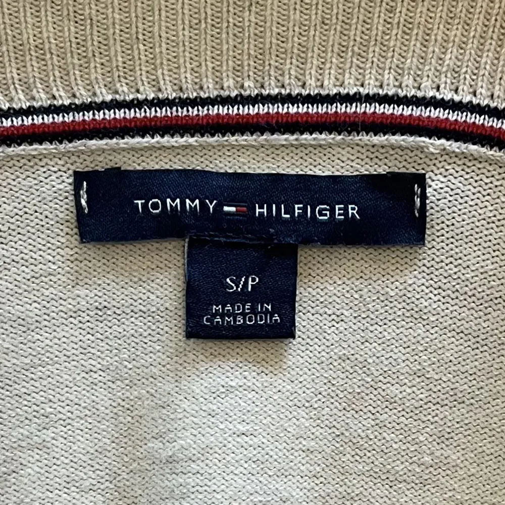 Säljer min jättefina långärmade tröja från Tommy Hilfiger då den inte kommer till användning längre. Tunt tyg så perfekt nu till sommaren och i nyskick, endast använd 1 gång. Köpt i Tommy Hilfigers butik i USA. Säljer för 399 + frakt.💕. Tröjor & Koftor.