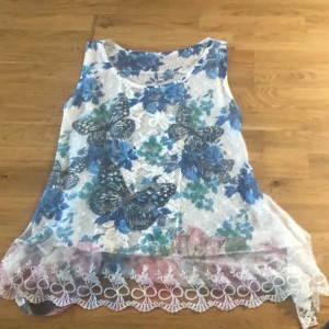 Klänning med Fjärilar - Storlek-M/L Skick-Bra
