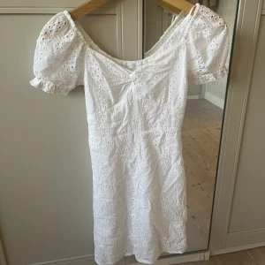 Vit klänning  - Fin klänning som kommer från hollister. Endast använt den en gång så den är i ny skick🤍   