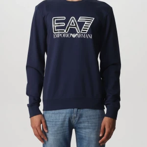 Armani Sweatshirt - Lite använd Armani tröja (L) köpt på KadeWe i Berlin. Inköpspriset var 1500kr. 400kr