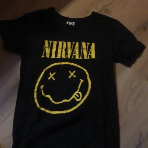 Nirvana t-shirt - En fin tshirt som jag tycker sitter för tight på mig. Väldigt bra skick och väldigt fin, knappt använd