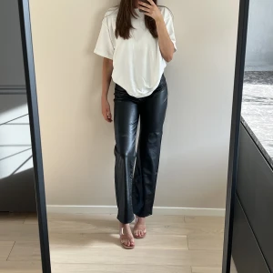 Faux leather pants - Faux läderbyxor, mid waist och straight leg. Så snygga på, kommer bara inte till användning längre. Passar relativt bra i längden på mig som är 174 cm (kunde varit lite längre för min smak). 