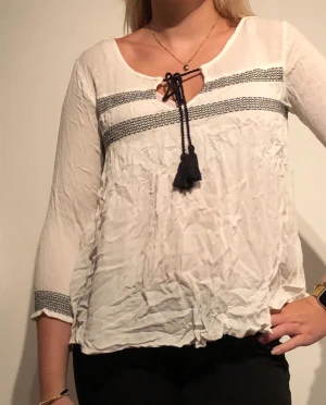 Vit blus - Vit blus. Vid modell. SoulRiver stl S.  Endast 25 kr plus porto.  Har gjort stor rensning och säljer ut billigt. 